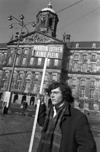 Herdenking moord op ds. Martin Luther King op de Dam, Amsterdam demonstranten me, Bestanddeelnr 922-2631