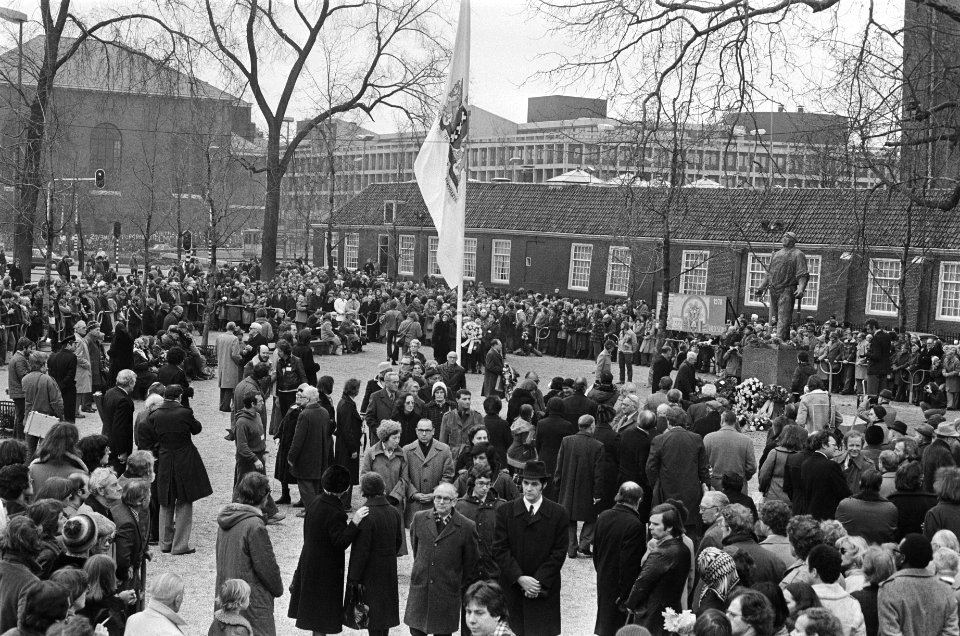 Herdenking februaristaking bij Dokwerker in Amsterdam overzicht, Bestanddeelnr 929-5909