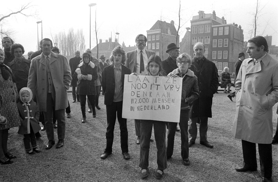 Herdenking februaristaking stoet met protestborden bij dokwerken, Bestanddeelnr 925-4124