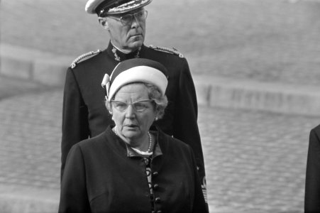 Herdenking bij Nationaal Monument op de Dam. Koningin Juliana en prins Bernhard, Bestanddeelnr 921-3181
