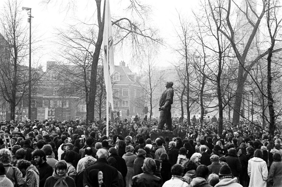 Herdenking februaristaking bij het beeld van De Dokwerker in Amsterdam waar duizenden mensen aan deelnamen, grote drukte bij De Dokwerker, Bestanddeelnr 931-3438