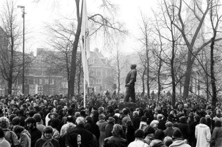 Herdenking februaristaking bij het beeld van De Dokwerker in Amsterdam waar duizenden mensen aan deelnamen, grote drukte bij De Dokwerker, Bestanddeelnr 931-3438 photo