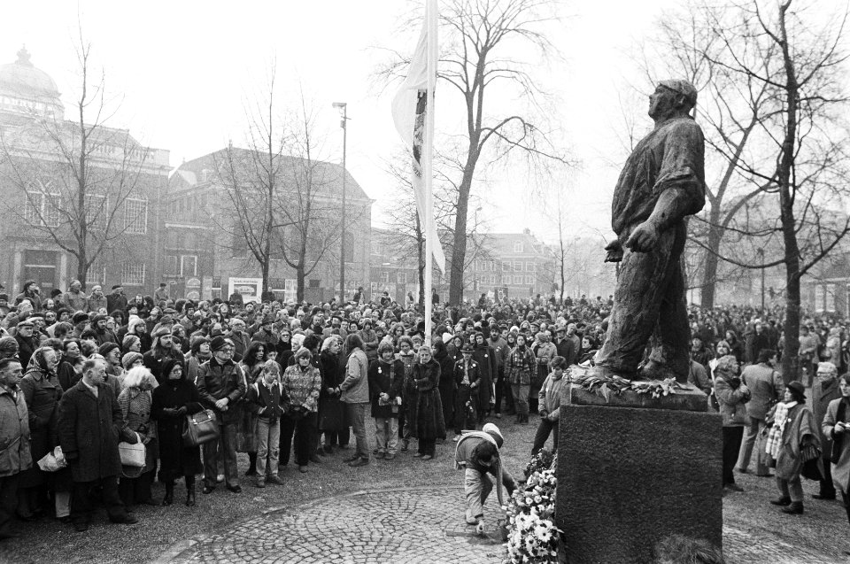 Herdenking februaristaking bij het beeld van De Dokwerker in Amsterdam waar duizenden mensen aan deelnamen, Bestanddeelnr 931-3440