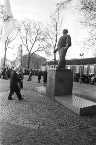 Herdenking Februaristaking bij Dokwerker burgemeester Samkalden en wethouder Ve, Bestanddeelnr 928-4319