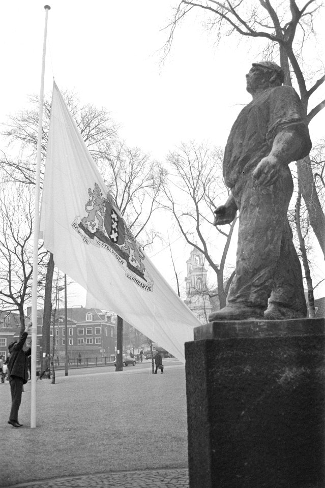 Herdenking februaristaking vlag halfstok bij dokwerken, Bestanddeelnr 925-4109