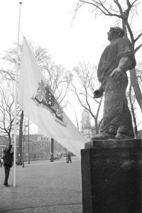 Herdenking februaristaking vlag halfstok bij dokwerken, Bestanddeelnr 925-4109