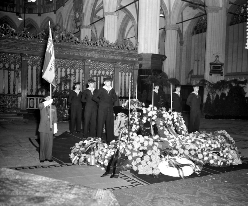 Herdenking Oorlogsgraven Comite Nieuwe Kerk Amsterdam Katafalk met de kransen, Bestanddeelnr 908-1212