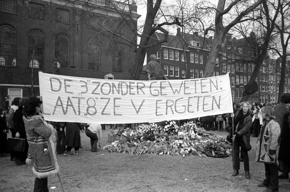 Herdenking februaristaking stoet met protestborden, Bestanddeelnr 925-4129