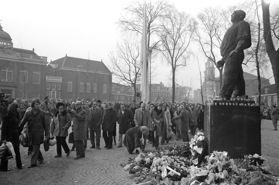 Herdenking februaristaking bloemen leggen, Bestanddeelnr 925-4128