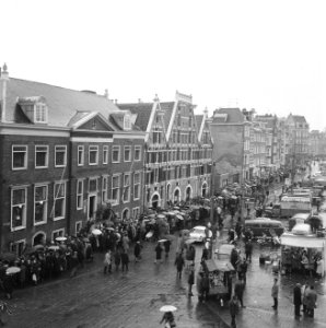 Herdenking februari-staking op J.D. Meijerplein , overzicht van de lange rij men, Bestanddeelnr 918-8307