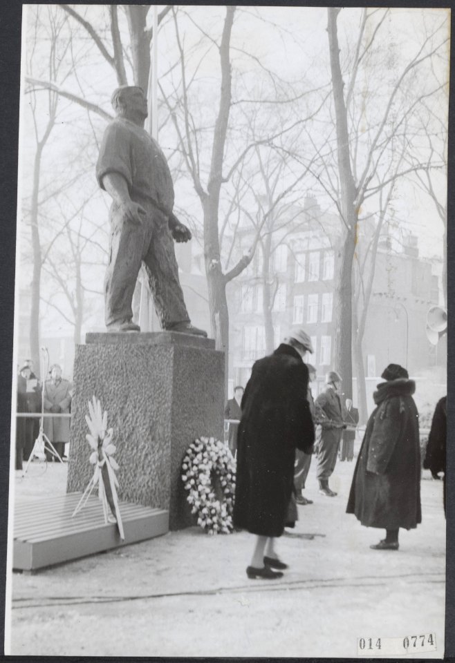 Herdenking op het Waterlooplein van de Februaristaking 1941. Volkomen onverwacht, Bestanddeelnr 014-0774