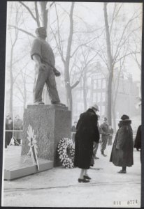 Herdenking op het Waterlooplein van de Februaristaking 1941. Volkomen onverwacht, Bestanddeelnr 014-0774