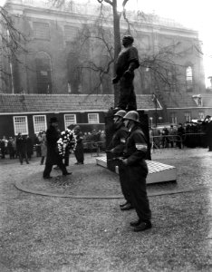 Herdenking februaristaking op het J D Meyerplein burgemeester van Hall legt de, Bestanddeelnr 910-1778