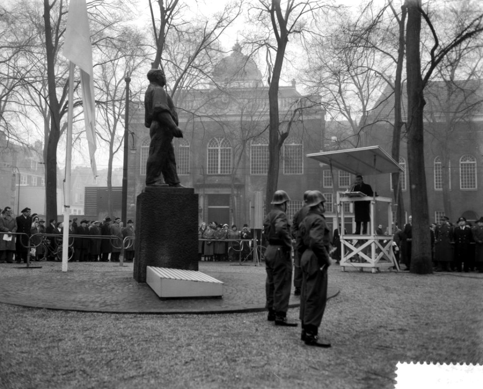 Herdenking februaristaking op het J D Meyerplein burgemeester van Hall tijdens, Bestanddeelnr 910-1775
