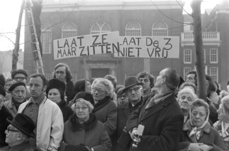 Herdenking februaristaking stoet met protestborden bij dokwerken, Bestanddeelnr 925-4122