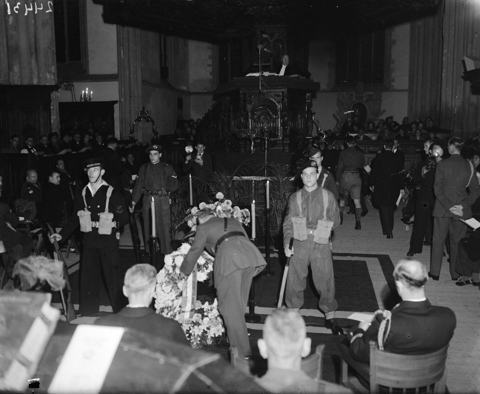 Herdenking Nieuwe Kerk . Minister Fiever legt krans, Bestanddeelnr 902-4431