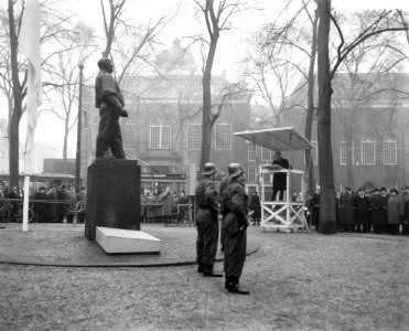 Herdenking februaristaking op het J D Meyerplein burgemeester van Hall tijdens, Bestanddeelnr 910-1776