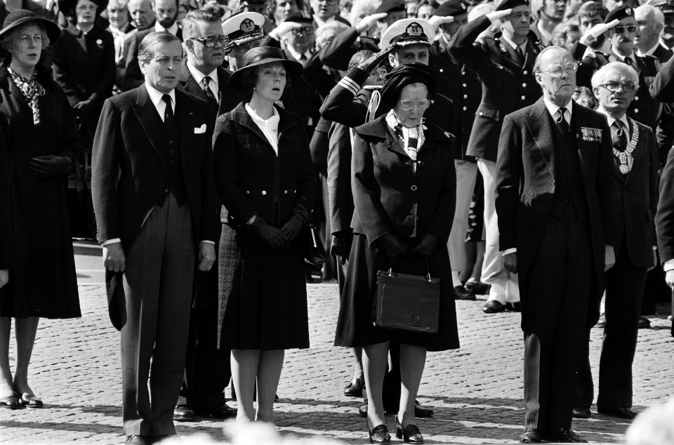 Herdenking slachtoffers Tweede Wereldoorlog op de Dam de Koninklijke Familie ti, Bestanddeelnr 930-8127