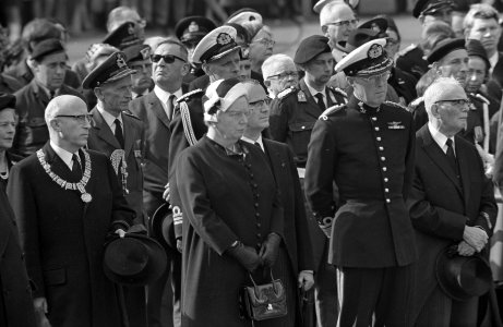 Herdenking bij Nationaal Monument op de Dam. Burgemeester Samkalden, koningin Ju, Bestanddeelnr 921-3177