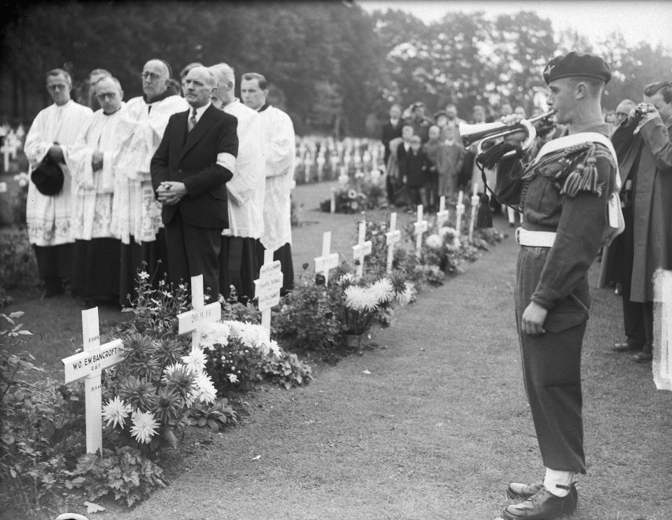 Herdenking Slag bij Arnhem, Last Post wordt gespeeld, Bestanddeelnr 903-6154