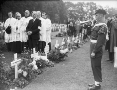 Herdenking Slag bij Arnhem, Last Post wordt gespeeld, Bestanddeelnr 903-6154