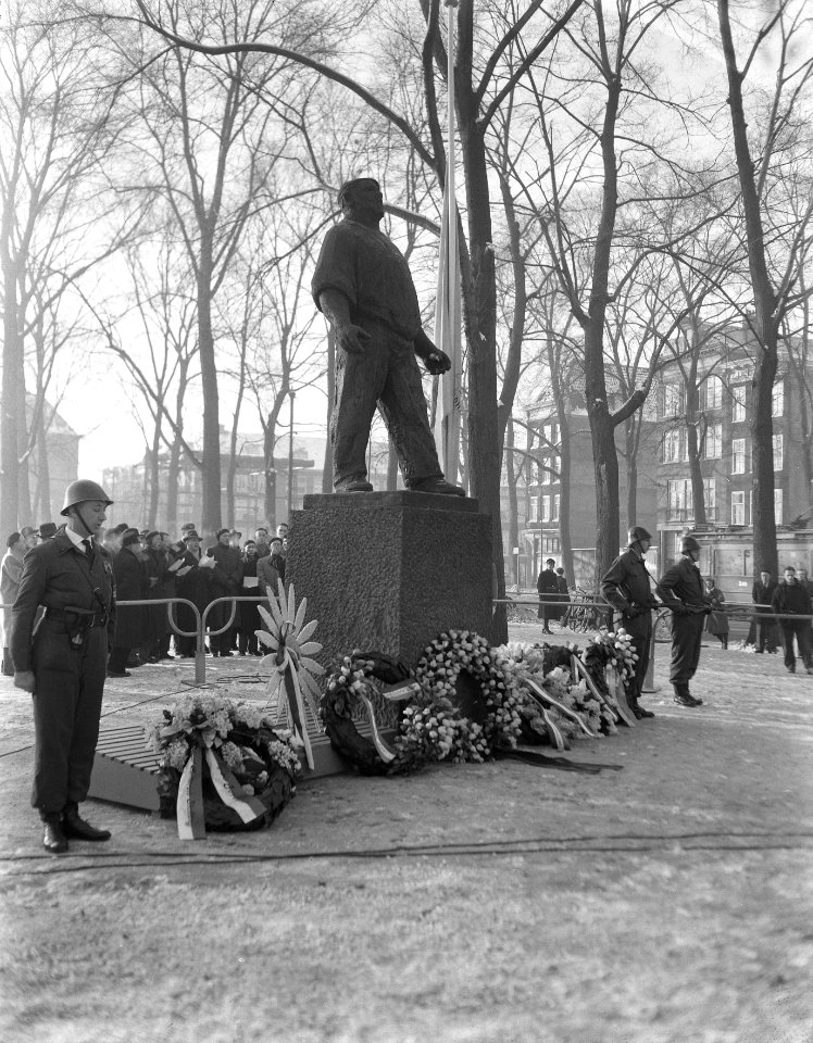 Herdenking op het Waterlooplein van de Februaristaking 1941. Volkomen onverwacht, Bestanddeelnr 907-6124