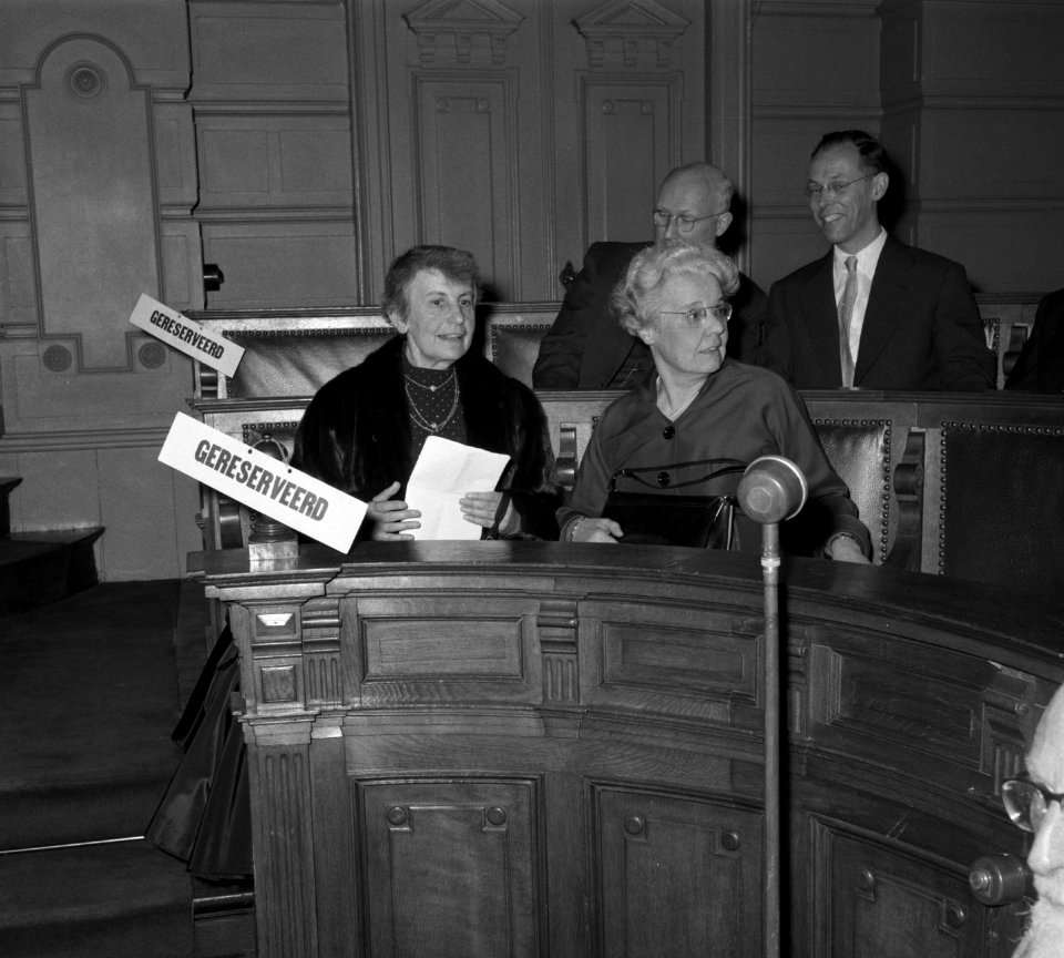 Herdenking geboortedag Prof Sigmund Freud Dochter Anna Freud (l) met dr Mari, Bestanddeelnr 907-6883