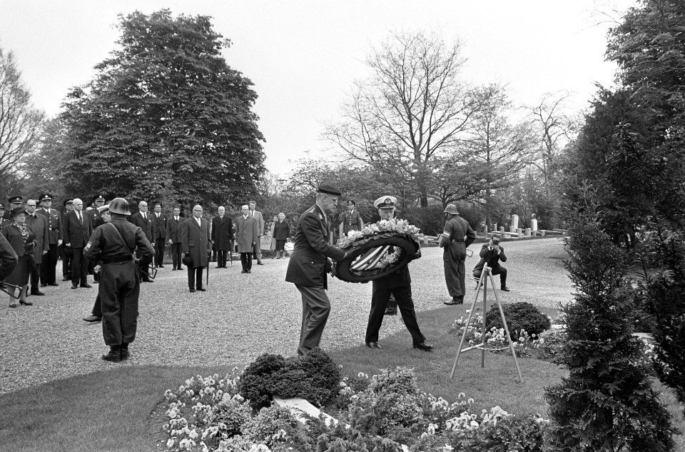 Herdenking op Nieuwe Oosterbegraafplaats, krans leggen, Bestanddeelnr 919-1092