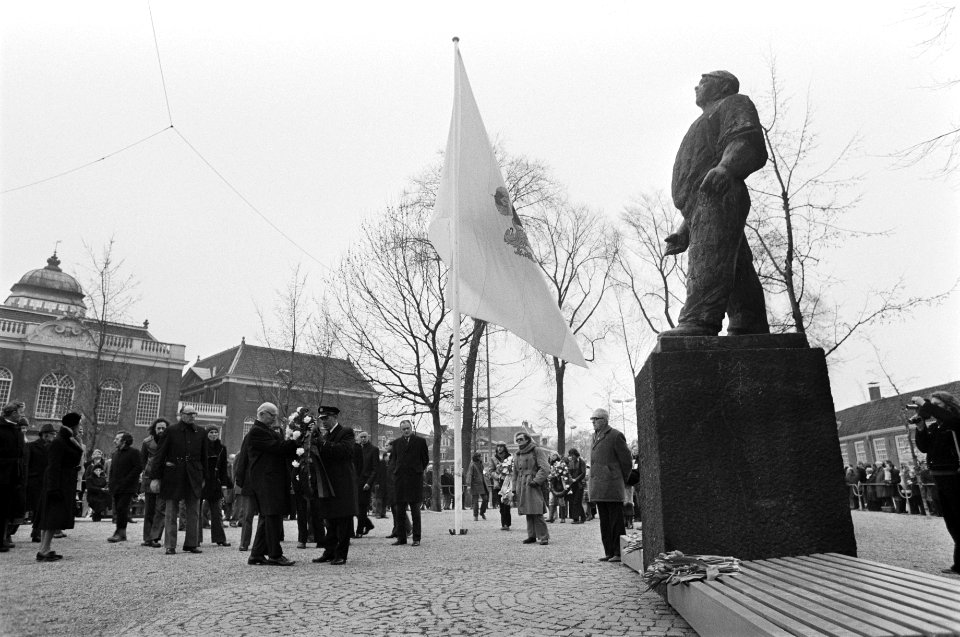 Herdenking februaristaking in Amsterdam burgemeester Samkalden legt krans bij D, Bestanddeelnr 927-7757