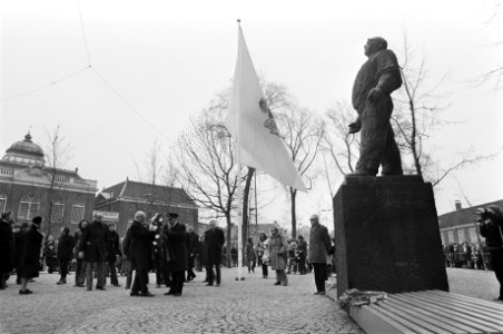 Herdenking februaristaking in Amsterdam burgemeester Samkalden legt krans bij D, Bestanddeelnr 927-7757