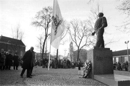 Herdenking Februaristaking bij Dokwerker burgemeester Samkalden en wethouder Ve, Bestanddeelnr 928-4318