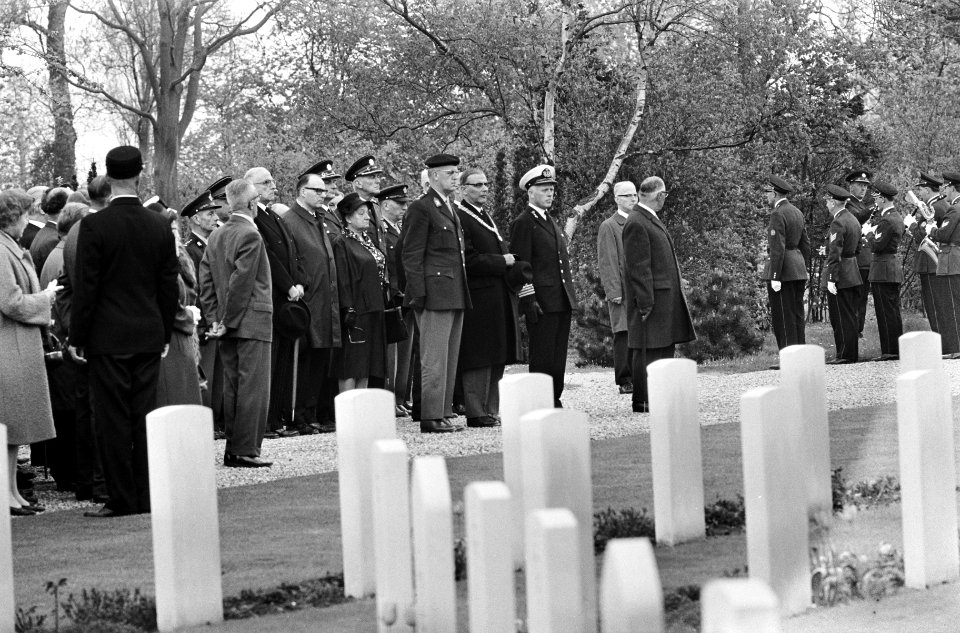 Herdenking op Nieuwe Oosterbegraafplaats, onder andere mevrouw Wijsmuller en Bur, Bestanddeelnr 919-1091