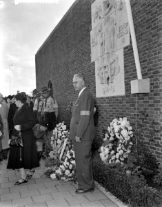 Herdenking dodencel Scheveningen, mejuffrouw Geldens legt krans, Bestanddeelnr 907-3594