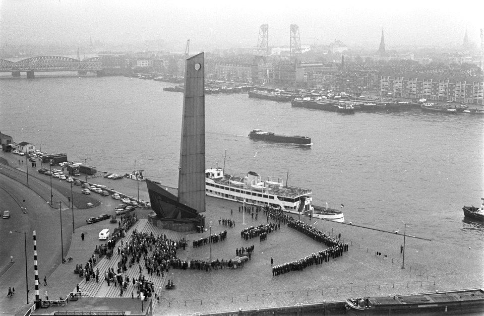 Herdenking gevallenen Koopvaardij en Koninklijke Marine bij Nationaal Monument , Bestanddeelnr 921-3191