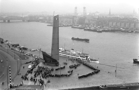 Herdenking gevallenen Koopvaardij en Koninklijke Marine bij Nationaal Monument , Bestanddeelnr 921-3191