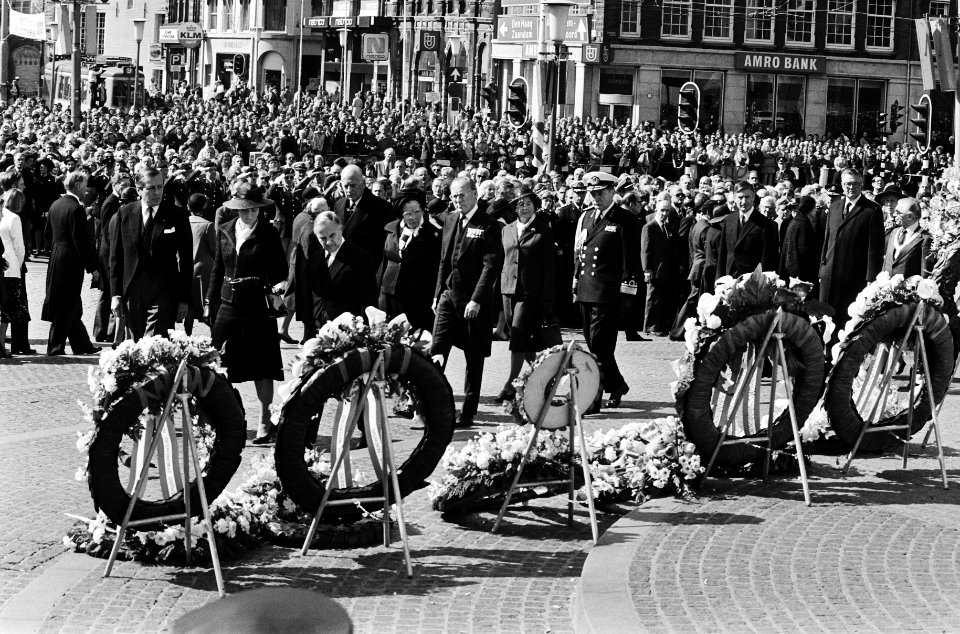 Herdenking slachtoffers Tweede Wereldoorlog op de Dam tijdens defile langs Nati, Bestanddeelnr 930-8128