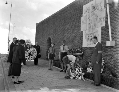 Herdenking dodencel Scheveningen, mejuffrouw Geldens legt krans, Bestanddeelnr 907-3593