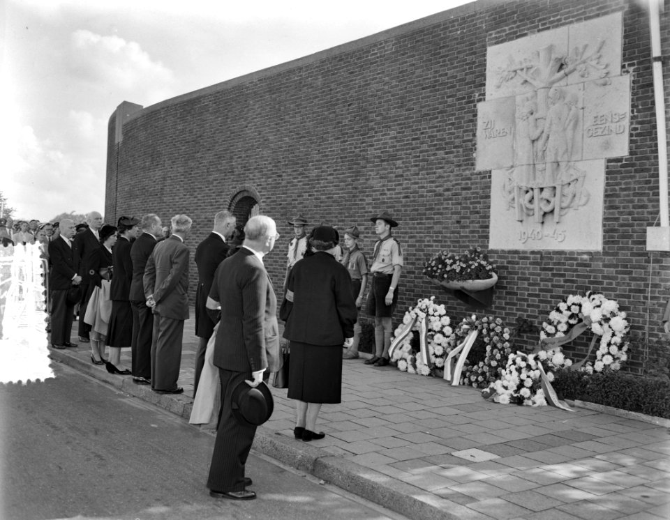 Herdenking dodencel Scheveningen, mejuffrouw Geldens legt krans, Bestanddeelnr 907-3592