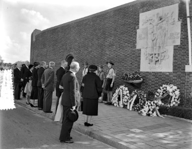 Herdenking dodencel Scheveningen, mejuffrouw Geldens legt krans, Bestanddeelnr 907-3592