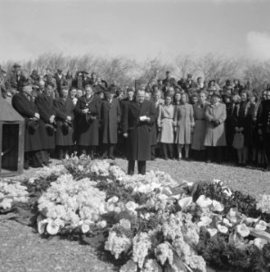 Herdenking Russische gevallenen op Texel Russisch gezant spreekt, Bestanddeelnr 901-6351