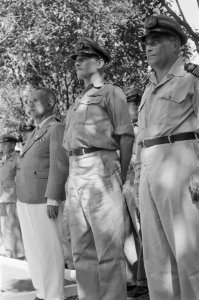 Herdenking op Erebegraafplaatst, Vlnr. burgemeester dr. Hakim, kolonel J.W. Slu…, Bestanddeelnr 448-1-4