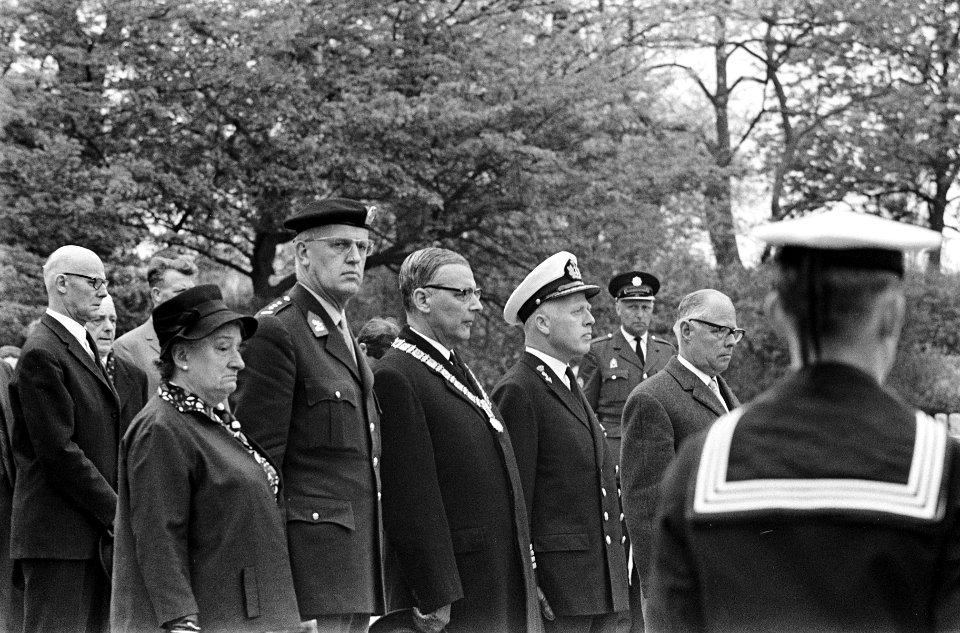 Herdenking op Nieuwe Oosterbegraafplaats, onder andere mevrouw Wijsmuller en Bur, Bestanddeelnr 919-1089