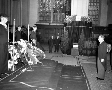 Herdenking Oorlogsgraven Comite Nieuwe Kerk Amsterdam Kranslegging door ambassad, Bestanddeelnr 908-1211