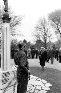 Herdenking op Nieuwe Oosterbegraafplaats, Burgemeester Van Hall legt krans, Bestanddeelnr 919-1088