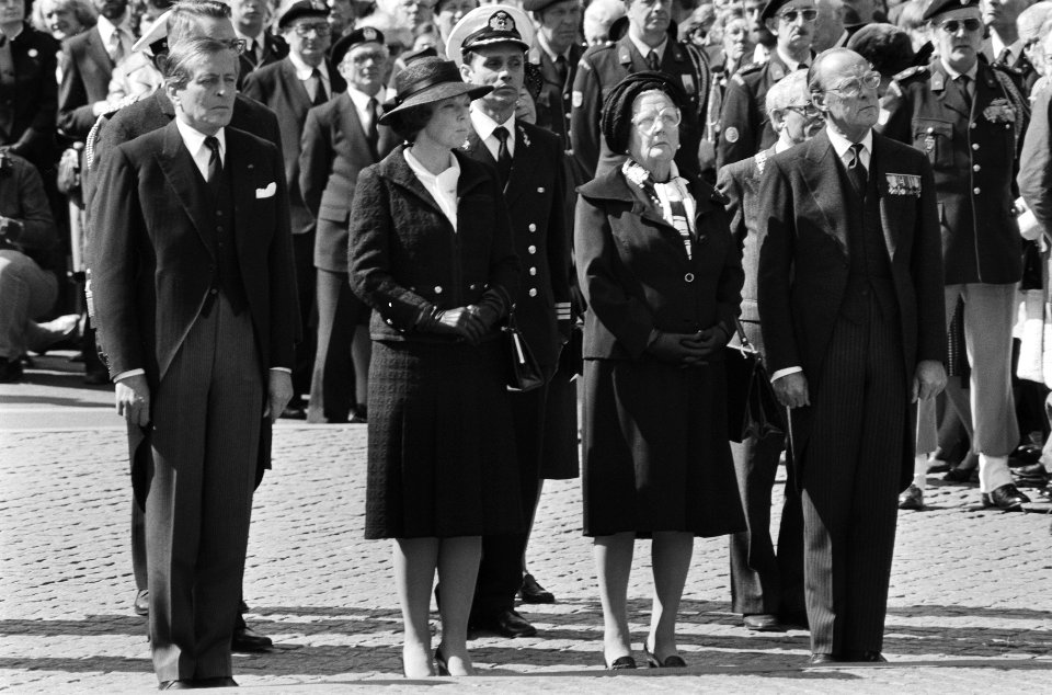 Herdenking slachtoffers Tweede Wereldoorlog op de Dam tijdens het defilé langs , Bestanddeelnr 930-8130