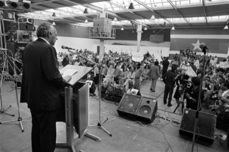 Herdenking onafhankelijkheidsdag Suriname in de Jaarbeurs Utrecht ambassadeur He, Bestanddeelnr 933-1611