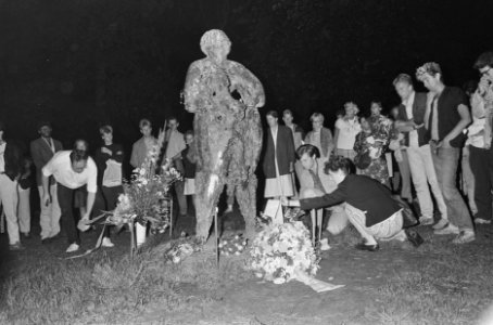 Herdenking dood Kerwin Duinmeijer bij beeld van Moeder Aarde in Vondelpark, Bestanddeelnr 934-0554
