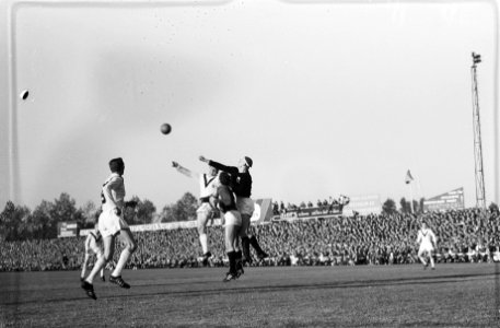 Heracles tegen Enschede 3-2, Rahn in duel met keeper Van der Wint van Heracles b, Bestanddeelnr 914-4306