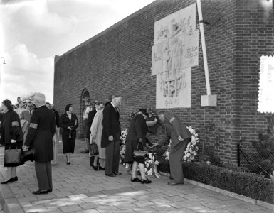 Herdenking dodencel Scheveningen, de secretaresse van koningin Juliana, mejuffro, Bestanddeelnr 907-3590
