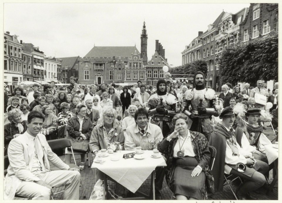 Herauten en ridderspelen op de Grote Markt t.g.v. Haarlem Open Stad. Vooraan op de foto burgemeester E. Schmitz. NL-HlmNHA 54023489